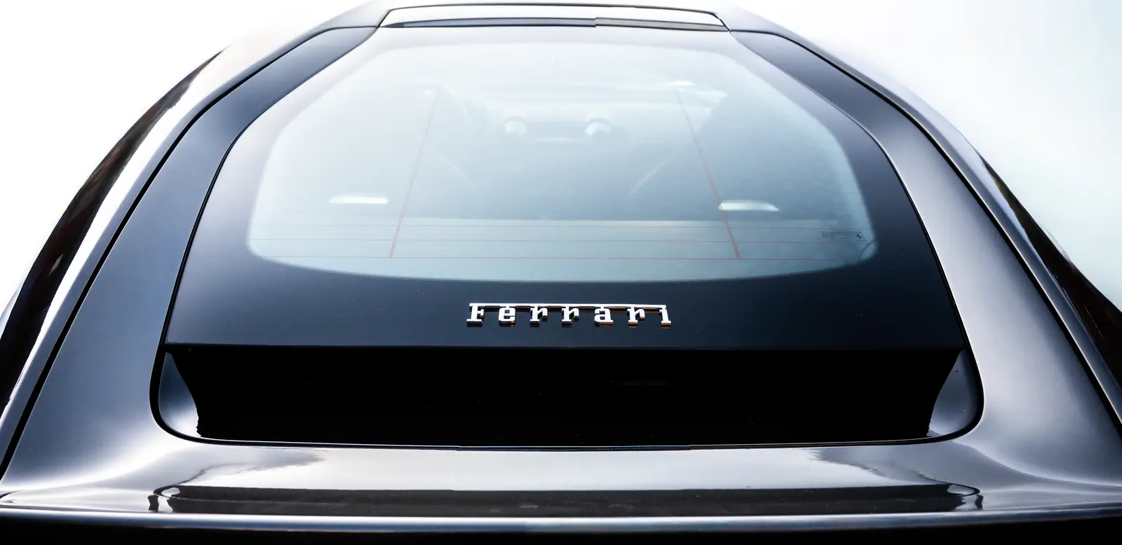 Rear window and lettering of a grey Ferrari